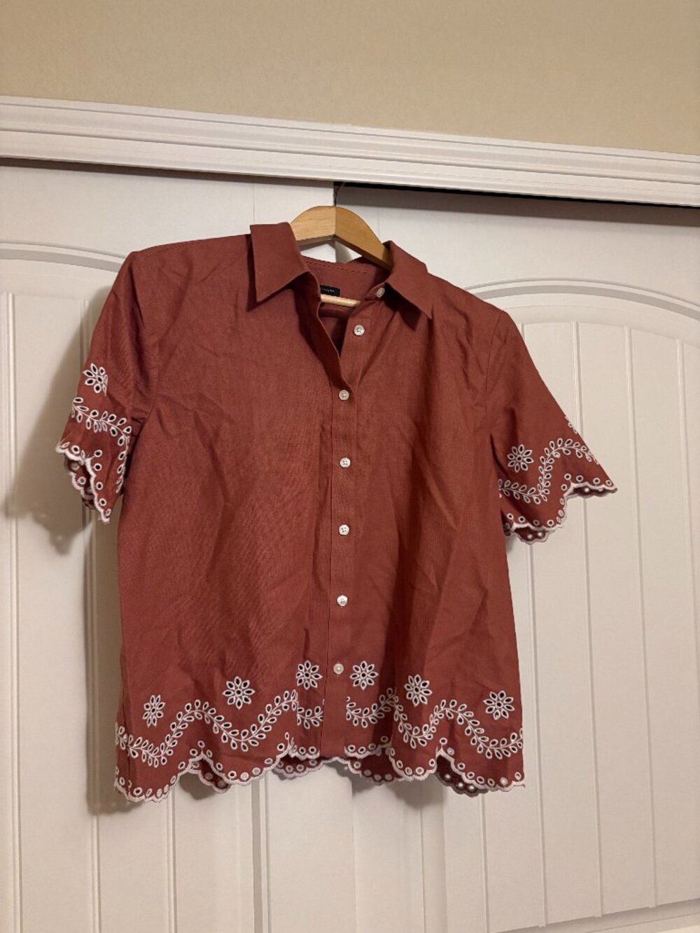 Ann Taylor Embroidered Button Up Blouse Medium Brown Textured 100% Cotton Collar